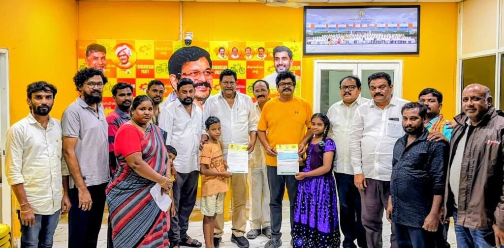 గుడివాడలో విషాదం.. అనాథలైన కార్యకర్త పిల్లలకు అండగా నిలిచిన టీడీపీ, రూ.4 లక్షల ఆర్థిక సహాయం అందజేత