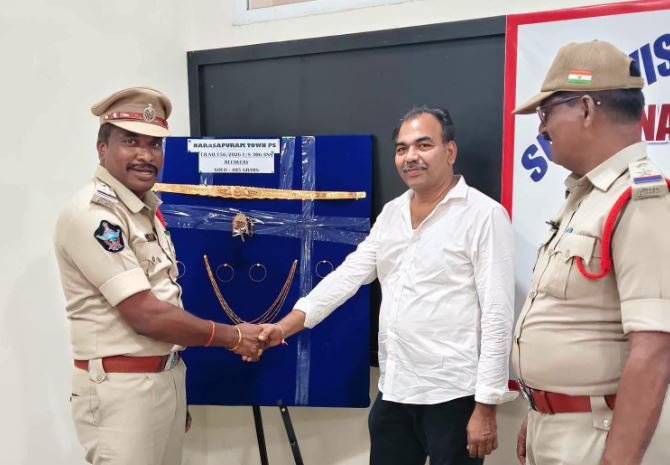 నరసాపురంలో భారీ బంగారం చోరీ కేసు ఛేదన.. 12 గంటల్లో గుమస్తాను అరెస్ట్ చేసిన పోలీసులు