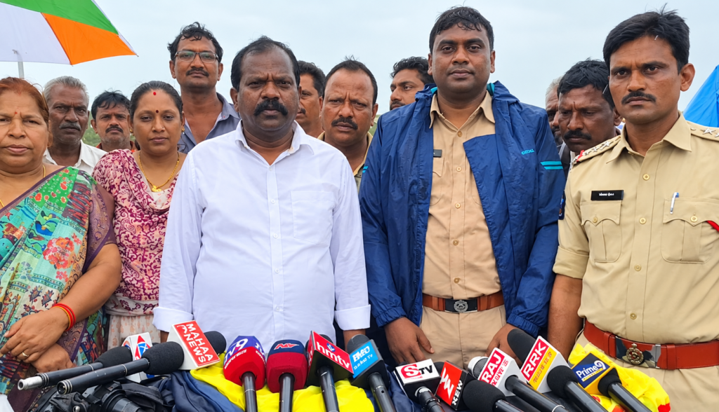 వినగడప వద్ద ఉధృతంగా ప్రవహిస్తున్న కట్టలేరు వాగు.. వరద పరిస్థితులను పరిశీలించిన ఎమ్మెల్యే కొలికపూడి శ్రీనివాసరావు