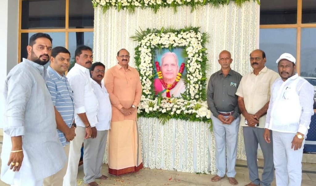 కైకలూరులో కొసరాజు అన్నపూర్ణమ్మ దశదిన కార్యక్రమంలో పాల్గొన్న ఎమ్మెల్యే డాక్టర్ కామినేని శ్రీనివాస్