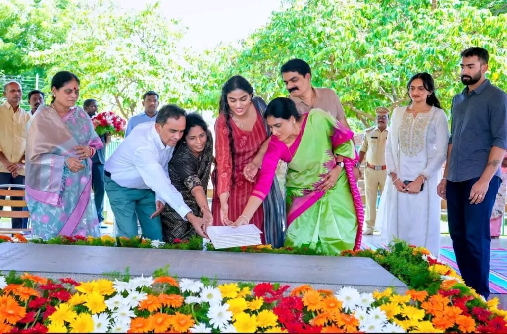 షర్మిల కుమార్తె అంజలి రెడ్డి వివాహం ఖరారుSlug: ys-sharmila-daughter-anjali-reddy-marriage-engagement-weddingజన గళం ఆంధ్రప్రదేశ్ డెస్క్: ఏపీసీసీ అధ్యక్షురాలు వైఎస్ షర్మిల కుమార్తె వైఎస్ అంజలి రెడ్డి వివాహం ఖరారైంది. సోమల రఘురామ్ రెడ్డితో అంజలి రెడ్డి వివాహం జరగనుంది.ఈ నెల 24న నిశ్చితార్థం నిర్వహించనున్నట్లు కుటుంబ వర్గాలు తెలిపాయి. నవంబర్ 25న వివాహ వేడుక జరగనుండగా, డిసెంబర్ 5న హైదరాబాద్‌లో వివాహ విందు నిర్వహించనున్నట్లు సమాచారం.వివాహ ఏర్పాట్లలో భాగంగా షర్మిల తొలి వివాహ ఆహ్వాన పత్రికను ఇడుపులపాయలోని వైఎస్సార్ ఘాట్ వద్ద ఉంచి వైఎస్సార్ సమాధి వద్ద ఆశీస్సులు తీసుకున్నారు.అంజలి రెడ్డి వివాహానికి సంబంధించిన కార్యక్రమాల తేదీలు ఖరారు కావడంతో కుటుంబ సభ్యులు, సన్నిహితులు, ఆహ్వానితుల్లో సందడి నెలకొంది.