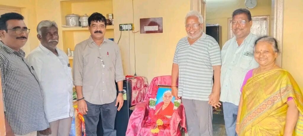 అదూరి పార్వతమ్మ చిత్రపటానికి రాష్ట్ర కాపు జేఏసీ అధ్యక్షులు చందు జనార్దన్ నివాళులు: లాల్‌పురంలో అదూరి శ్రీనివాస్ కుటుంబానికి ప్రగాఢ సానుభూతి!