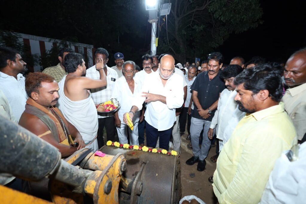 గన్నవరంలో రూ.కోటి వ్యయంతో మర్లపాలెం రోడ్డు నిర్మాణానికి శంకుస్థాపన: 115 మందికి సీఎంఆర్‌ఎఫ్ చెక్కుల పంపిణీ