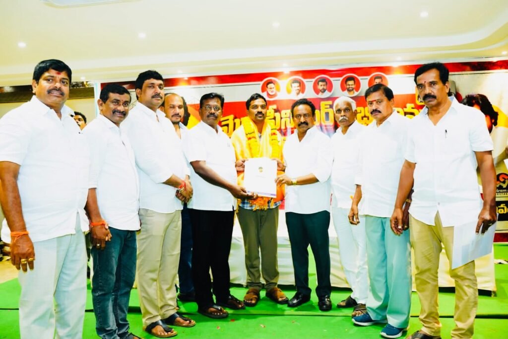 అమలాపురంలో ఘనంగా మెగా సీనియర్ అభిమానుల ఆత్మీయ వేదిక… 75 మందికి హెల్త్ ఇన్సూరెన్స్ కార్డులు పంపిణీ