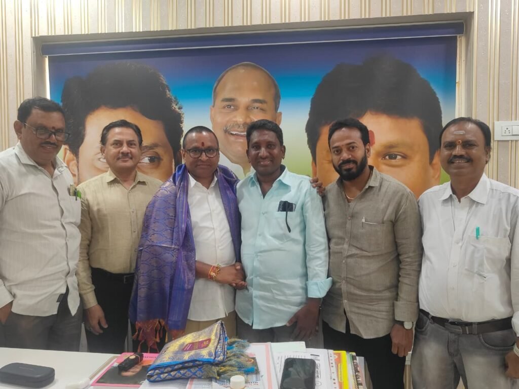 వైఎస్సార్‌సీపీ విజయవాడ నగర లీగల్ సెల్ అధ్యక్షుడిగా చిరిగుడి ఆదాం కుమార్ నియామకం.. వెలంపల్లి శ్రీనివాసరావును కలిసిన నూతన అధ్యక్షుడు