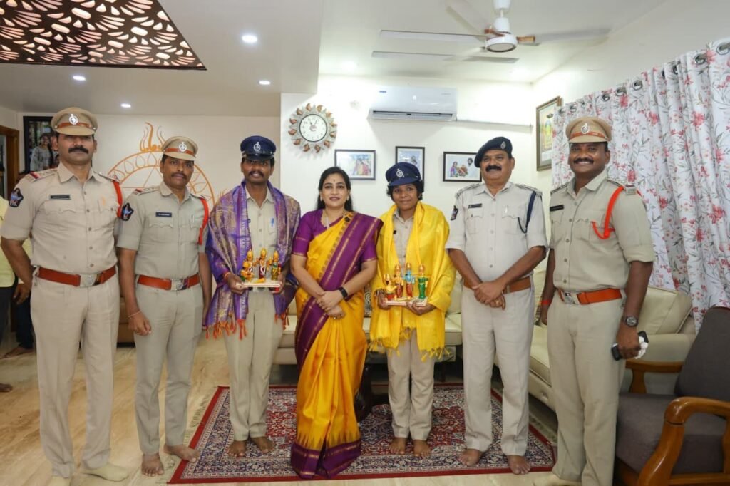 రాష్ట్రస్థాయి క్రీడల్లో మహిళా కానిస్టేబుల్ సత్తా.. ఆరు స్వర్ణ పతకాలు సాధించిన విజయను సత్కరించిన హోంమంత్రి అనిత