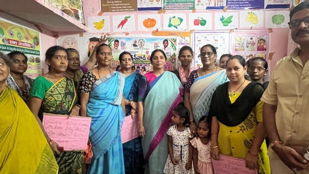 కాకినాడలో వైభవంగా అంగన్‌వాడీ ఉత్సవం అంగన్‌వాడీ టీచర్లు, ఆయాలకు ఘన సత్కారం