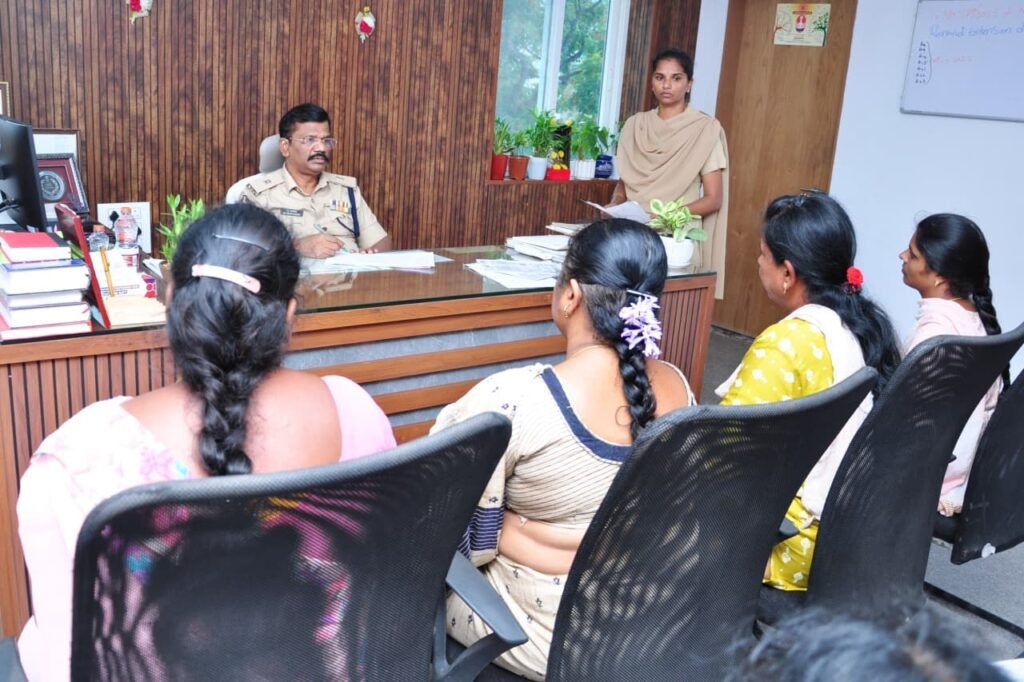 మదనపల్లెలో ప్రజా సమస్యల పరిష్కార వేదిక.. 80 ఫిర్యాదులు స్వీకరించిన అదనపు ఎస్పీ