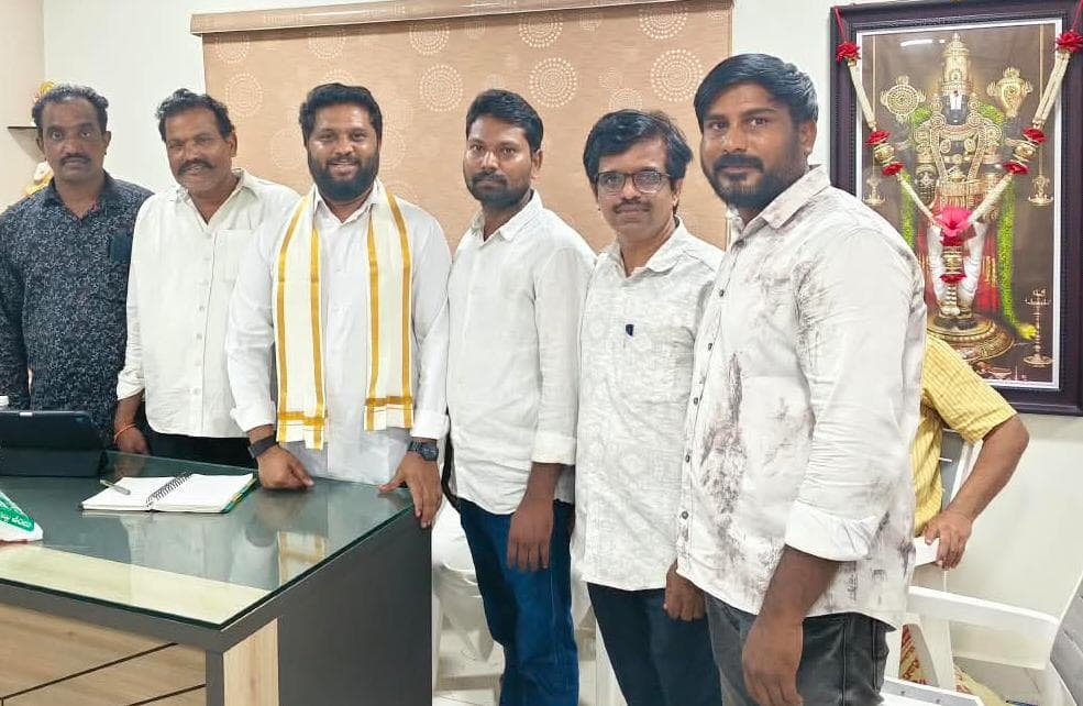 జనసేనలోకి భారీగా వైయస్సార్‌సీపీ నేతల వలసలు: పవన్ కళ్యాణ్ సమక్షంలో పార్టీ కండువా కప్పుకున్న ప్రముఖులు