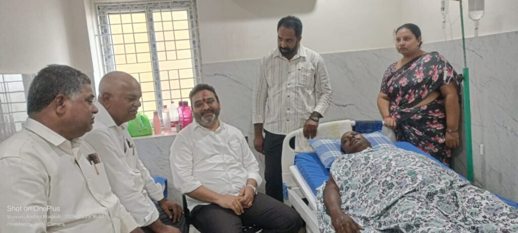 ఉయ్యూరు హోప్ ఆసుపత్రిలో వైఎస్ఆర్సీపీ నాయకుడు మత్తే విజయ నాగరాజు పరామర్శ.. పరామర్శించిన పామర్రు మాజీ ఎమ్మెల్యే కైలే అనిల్ కుమార్