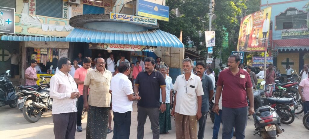 పామర్రులో ప్రజాక్షేత్రంలో ఎమ్మెల్యే వర్ల కుమార్ రాజా.. టీ తాగుతూ స్థానికులతో ముఖాముఖి