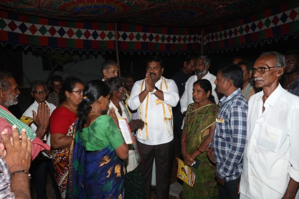 పామర్రులో అగ్ని ప్రమాద బాధితులకు ఎమ్మెల్యే వర్ల కుమార్ రాజా ఆర్థిక సహాయం పరామర్శ