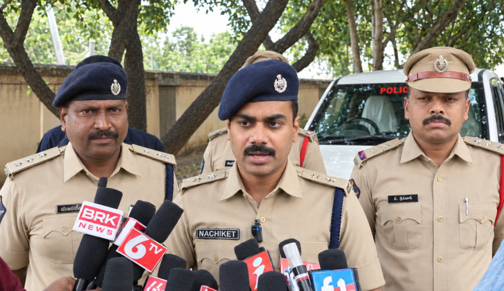 కడప జిల్లాలో పోలీసుల ఎదురుకాల్పులు.. ఎర్రచందనం స్మగ్లర్ జాకీర్ కాలికి తూటా, రిమ్స్‌కు తరలింపు