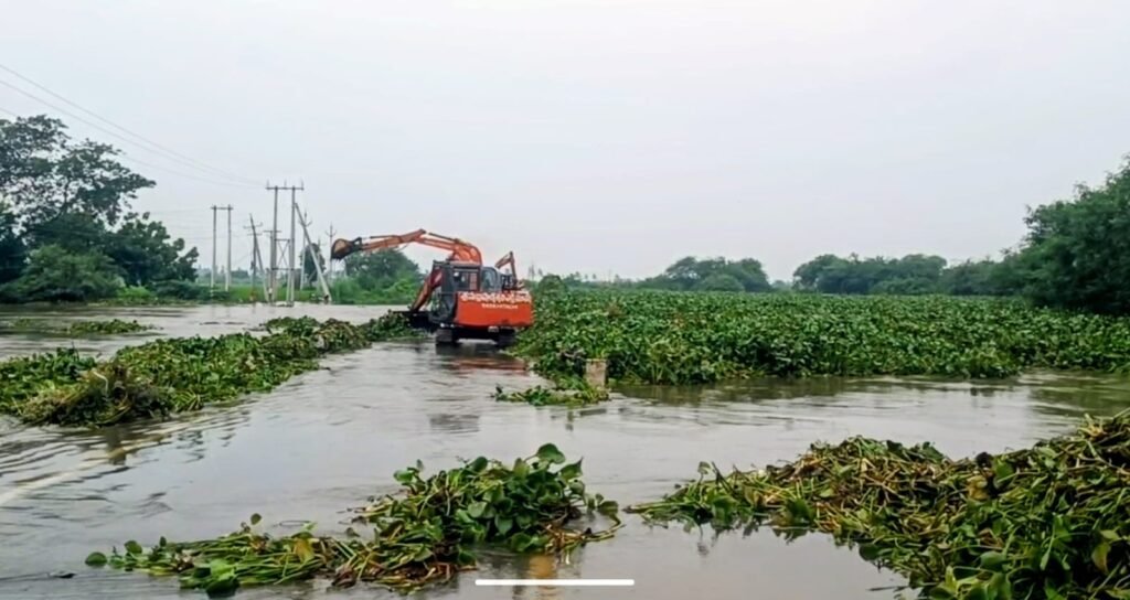 గుడివాడ – హనుమాన్ జంక్షన్ మార్గంలో నిలిచిన రాకపోకలు: ఉప్పొంగుతున్న బుడమేరు వరద