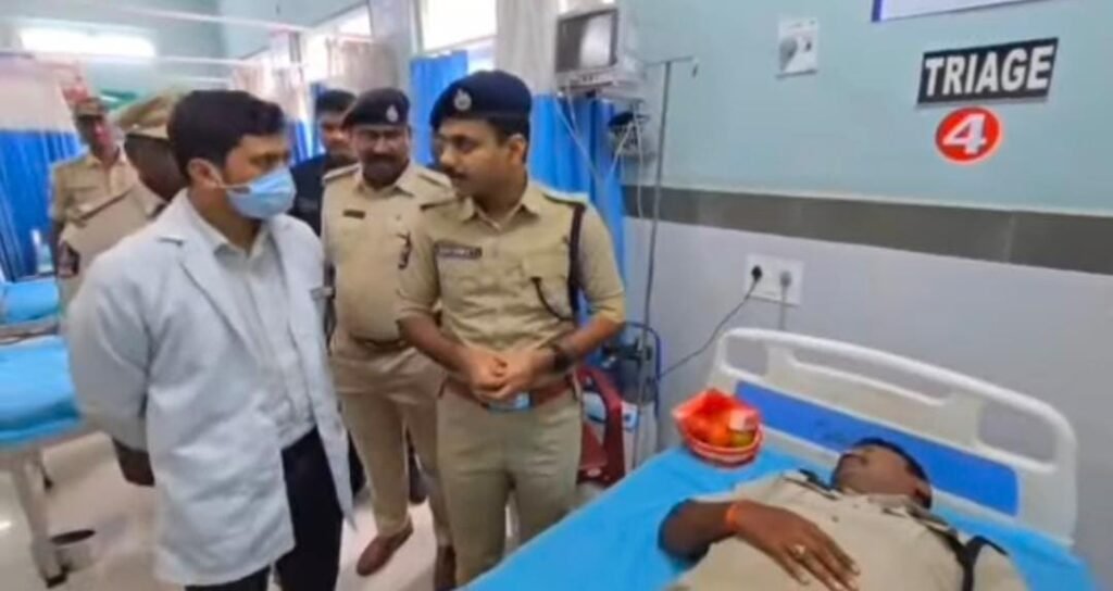 కడప జిల్లాలో ఎర్రచందనం స్మగ్లర్ దాడి, గాయపడిన కానిస్టేబుల్ చెన్నయ్యను పరామర్శించిన ఎస్పీ