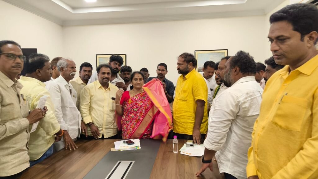 Title: వీరబల్లిలో చేనేత కార్మికుల సంక్షేమానికి పెద్దపీట వేయాలి: 250 కుటుంబాలకు ఆర్థిక సాయం అందించాలని వినతి