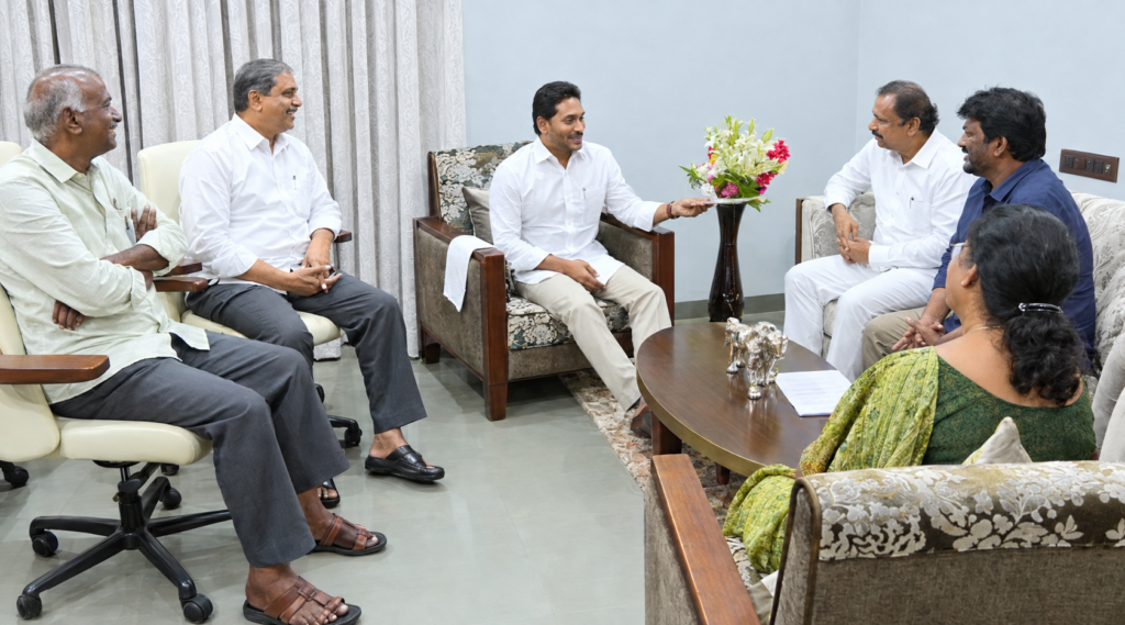 తాడేపల్లిలో వైఎస్ జగన్‌తో సీపీఐ ముఖ్య నేతల భేటీ.. కరువుపై రౌండ్ టేబుల్ సమావేశానికి ఆహ్వానం