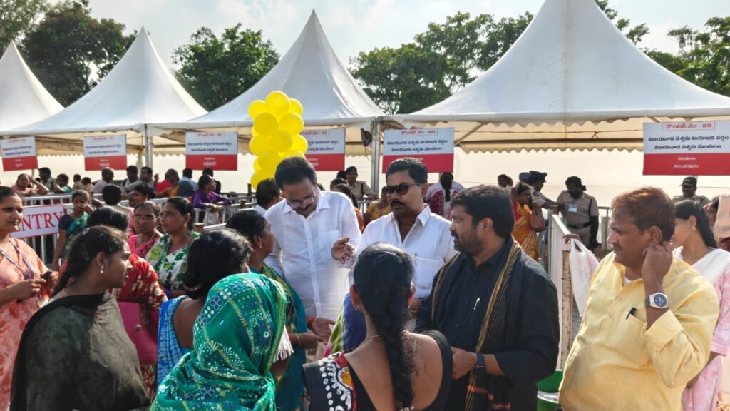 విజయవాడలో ఘనంగా పేదలకు పట్టాభిషేకం కార్యక్రమం ఇళ్ల పట్టాలు పంపిణీ చేసిన కార్పొరేటర్లు