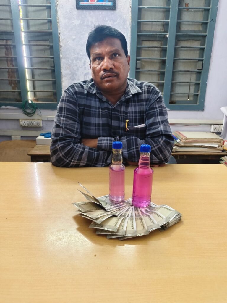 బాపట్ల జిల్లాలో ఏసీబీ అధికారుల మెరుపు దాడి: లంచం తీసుకుంటూ పట్టుబడిన వీఆర్వో