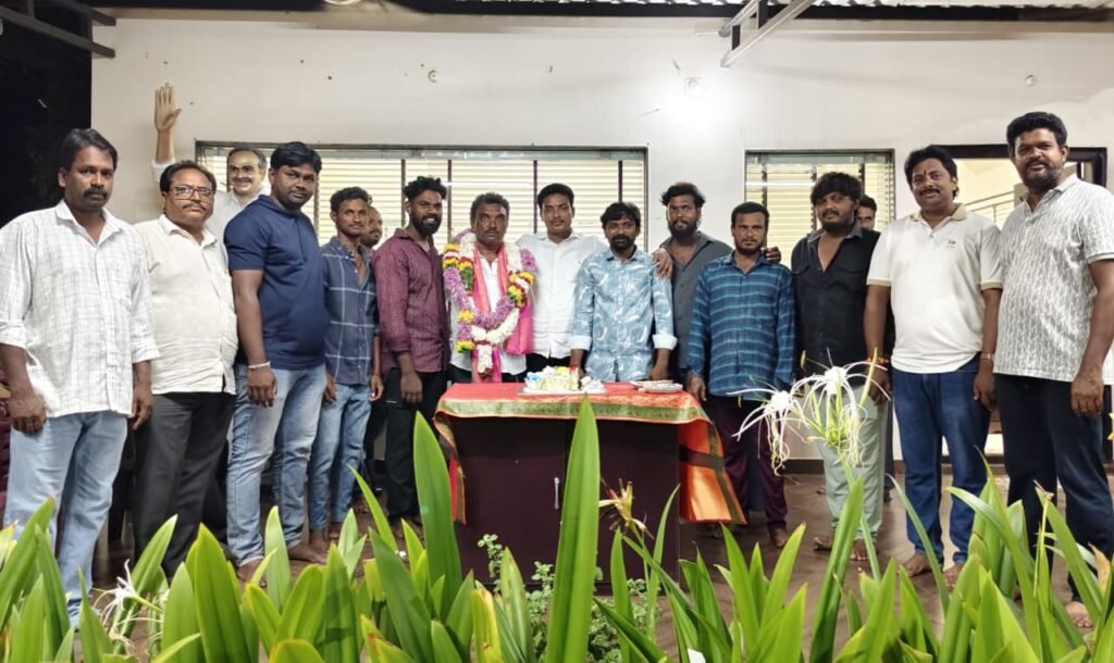 కైకలూరులో ఘనంగా వైయస్సార్ ట్రేడ్ యూనియన్ జిల్లా కార్యదర్శి తోట మహేష్ పుట్టినరోజు వేడుకలు