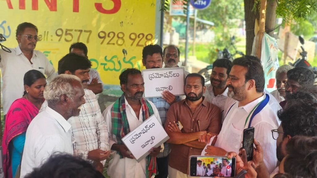 పామర్రులో వి.ఆర్.ఏ ల రిలే నిరాహార దీక్షలకు మద్దతు.. ప్రభుత్వ వైఖరిపై తీవ్ర ఆగ్రహం
