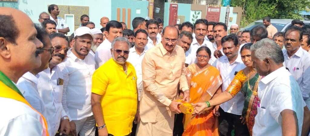 కలిదిండిలో పల్లె పండగ పనులు ప్రారంభం.. రైతు బజార్‌ను ప్రారంభించిన ఎమ్మెల్యే కామినేని శ్రీనివాస్