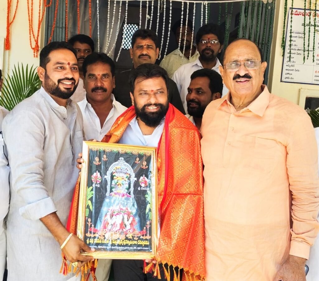 కైకలూరులో ఘనంగా దోమ్మేటి వెంకట రెడ్డి విగ్రహావిష్కరణ.. మంత్రి వాసంశెట్టి సుభాష్‌కు ఘన స్వాగతం