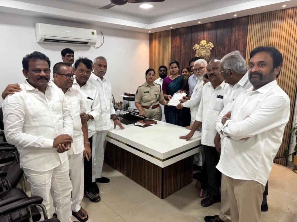 విజయవాడ సీపీని కలిసిన వైఎస్సార్సీపీ బృందం: డీఎస్సీ నిరసనలపై అక్రమ కేసుల ఎత్తివేతకు డిమాండ్