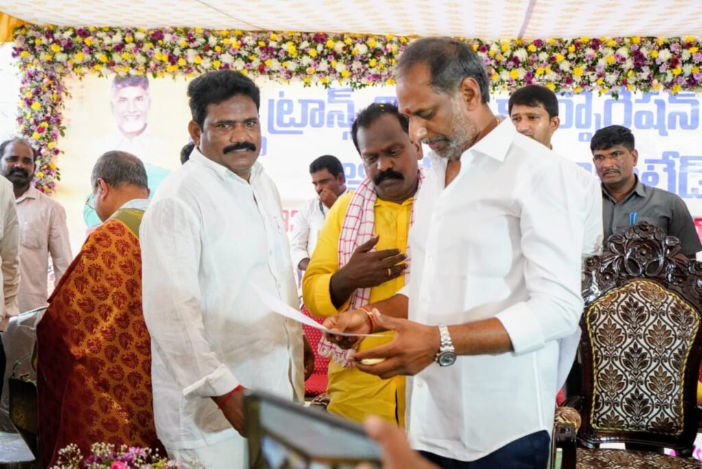 తిరువూరు నియోజకవర్గంలో విద్యుత్ సమస్యల పరిష్కారానికి ఎమ్మెల్యే కొలికపూడి శ్రీనివాసరావు వినతి: మంత్రి గొట్టిపాటి రవికుమార్‌కు వినతిపత్రం అందజేత
