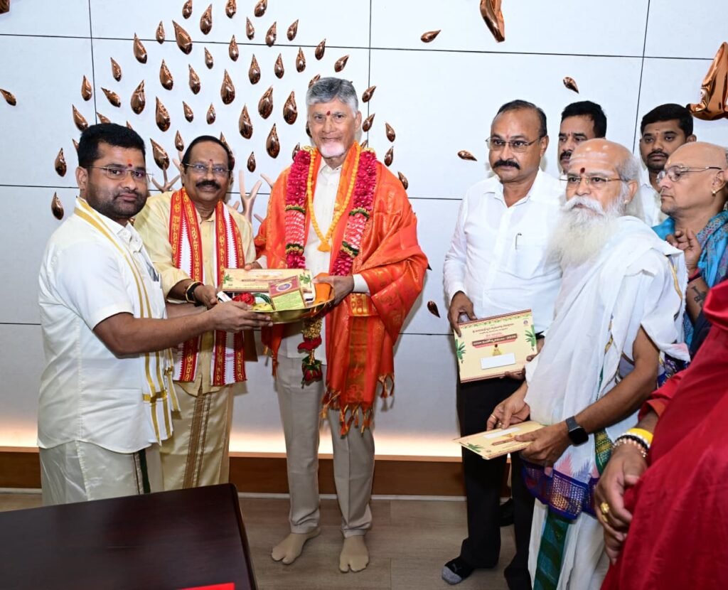 ఇంద్రకీలాద్రి దసరా మహోత్సవాలకు సీఎం చంద్రబాబుకు ఆహ్వానం ఘనంగా ఏర్పాట్లు చేయాలని ఆదేశం