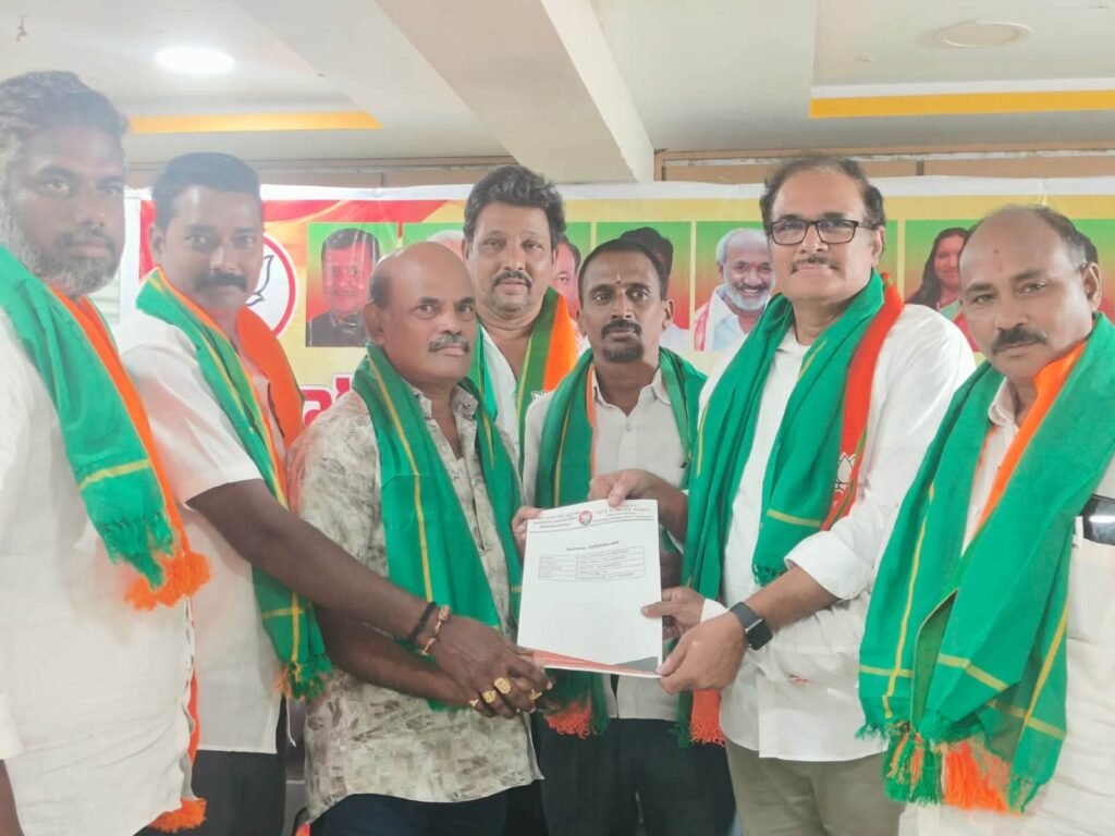 కృష్ణా జిల్లా బీజేపీ కిసాన్ మోర్చా అవనిగడ్డ నియోజక వర్గ మండల మోర్చా అధ్యక్షులకు నియామక పత్రాలు అందజేసి వారిని రైతు సమస్యలపై సత్వరం స్పందించాలని కోరాము .