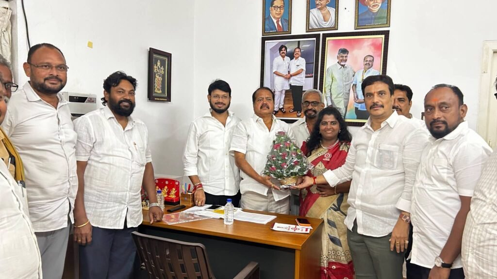 కాకినాడ రూరల్ జనసేన పార్టీ కార్యాలయంలో స్థానిక ఎన్నికలపై సమీక్ష