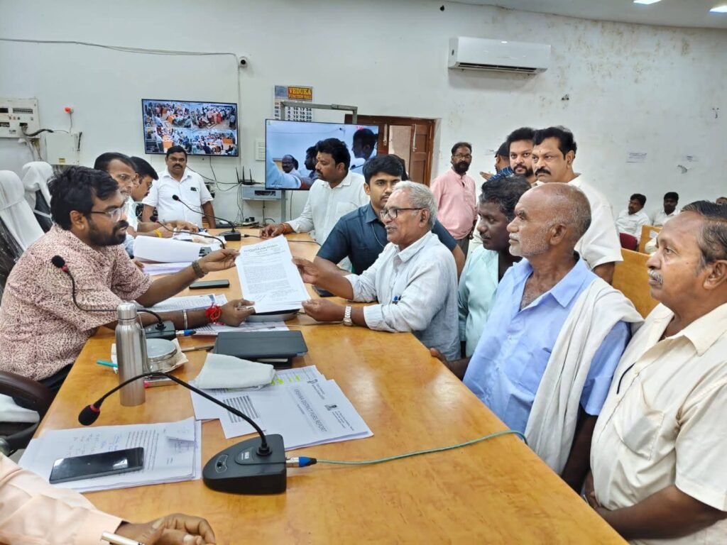 బంటుమిల్లి మెయిన్ కాలువకు సాగునీరు అందించాలి: కృష్ణా జిల్లా కలెక్టర్‌కు ఏపీ రైతు సంఘం వినతి