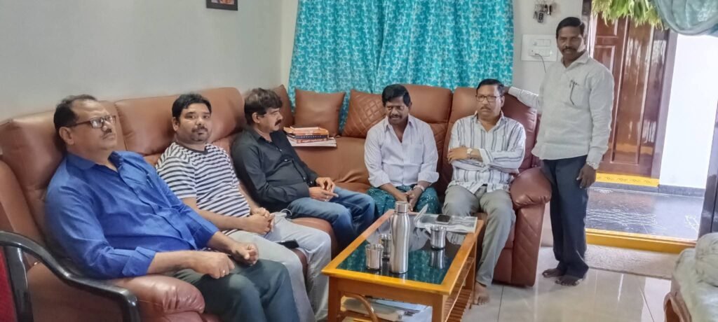సీనియర్ జర్నలిస్ట్ అద్దంకి శ్రీనివాసరావును పరామర్శించిన కాపు జేఏసీ, మున్నూరుకాపు నేతలు