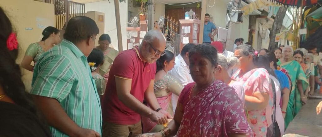 బెజవాడ రాణిగారి తోటలో వినాయకుడి అన్నసమారాధనలో పాల్గొన్న వంగవీటి రాధాకృష్ణ: భక్తులకు స్వయంగా అన్నదానం