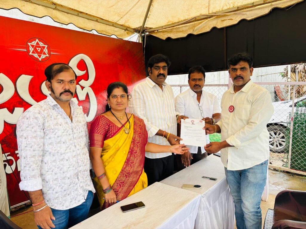మంగళగిరి జనసేన ప్రధాన కార్యాలయంలో ‘జనవాణి’: ప్రజల నుంచి అర్జీలు స్వీకరించిన పార్టీ ముఖ్య నేతలు!