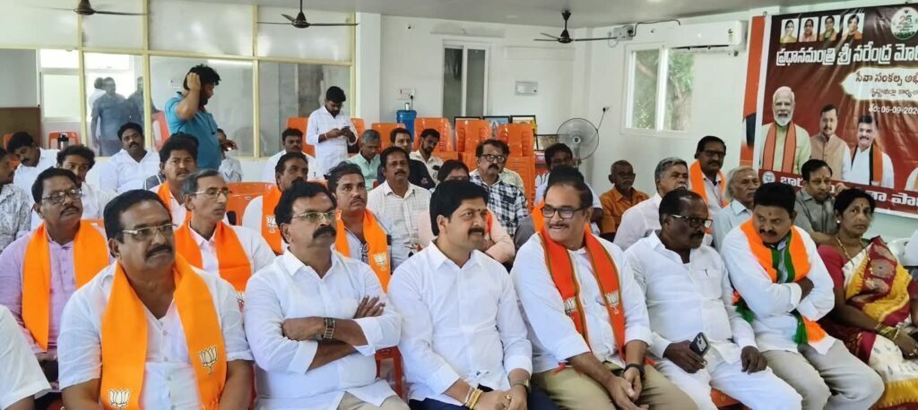 మచిలీపట్నంలో ప్రధాని మోదీ ‘మన్ కీ బాత్’ వీక్షించిన కూటమి అగ్రనేతలు: స్థానిక సంస్థల ఎన్నికలపై మంత్రి కొల్లు రవీంద్ర, నేతల వ్యూహాత్మక చర్చ!