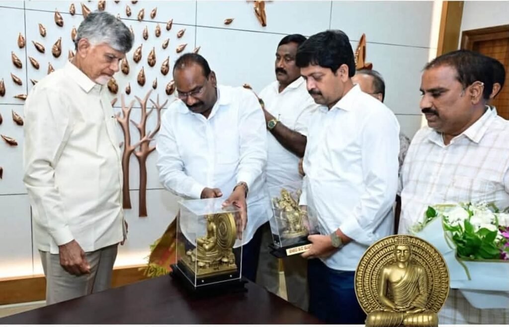 బందరు కళా నైపుణ్యానికి సీఎం ఫిదా: మంత్రి కొల్లు రవీంద్ర ఆధ్వర్యంలో చంద్రబాబుకు ‘శిల్ప’ బ్రాండ్ విగ్రహాలు బహూకరణ!