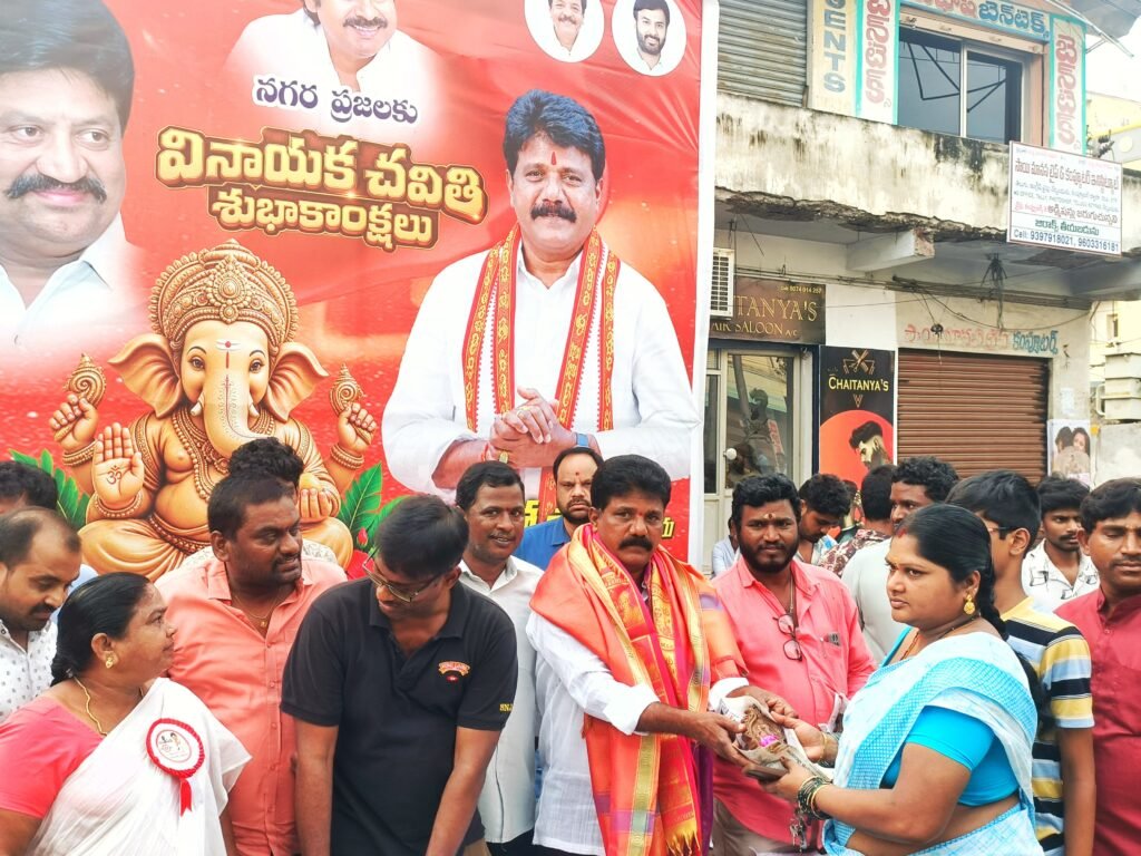చిట్టినగర్‌లో ఉచిత మట్టి గణపతుల పంపిణీ