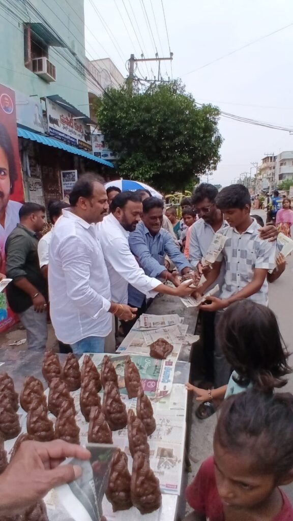29వ డివిజన్‌లో ఘనంగా ఉచిత మట్టి గణపతుల పంపిణీ