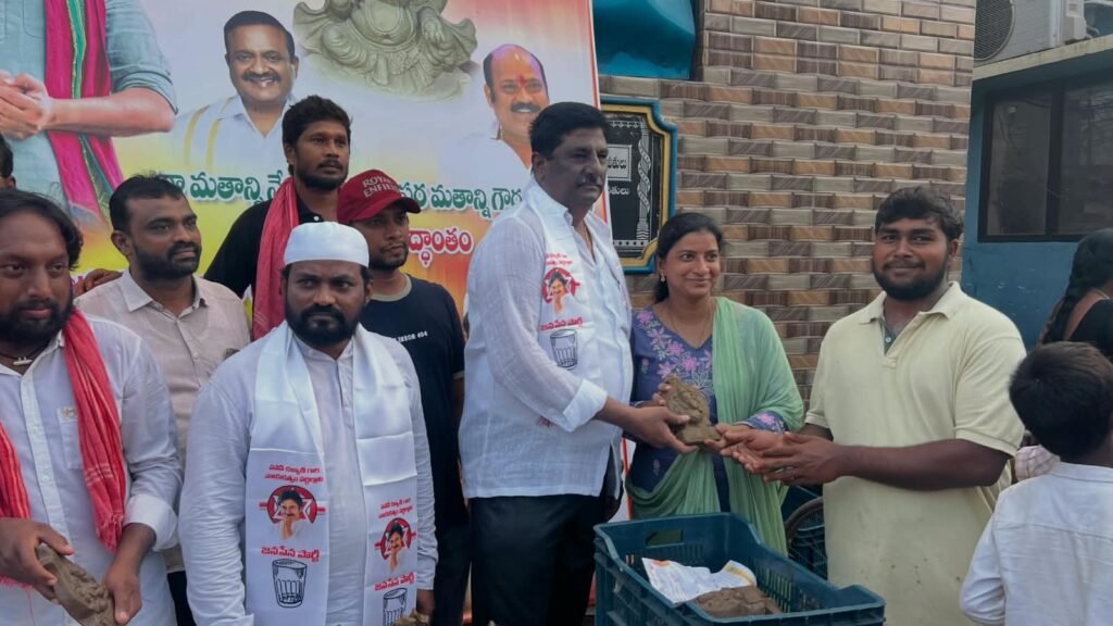 వినాయక చవితి సందర్భంగా ఈ రోజు సాయంత్రం 5గంటలకు హనుమాన్ జంక్షన్ నాలుగు రోడ్ల కూడలి లో ఉన్న రామాలయం వద్ద జనసేన పార్టీ హనుమాన్ జంక్షన్ టౌన్ ప్రెసిడెంట్ షేక్ అహ్మద్ గారు, కదవకొల్లు సుధీర్ గారు, మేకల లక్ష్మణ్ గారు ఆధ్వర్యంలో వినాయక ప్రతిమలు పంపిణీ చేయడం జరిగింది.ఈ కార్యక్రమానికి ముఖ్యఅతిథిగా గన్నవరం నియోజకవర్గం జనసేన పార్టీ సమన్వయకర్త శ్రీ చలమలశెట్టి రమేష్ బాబు గారు పాల్గొన్నారు.