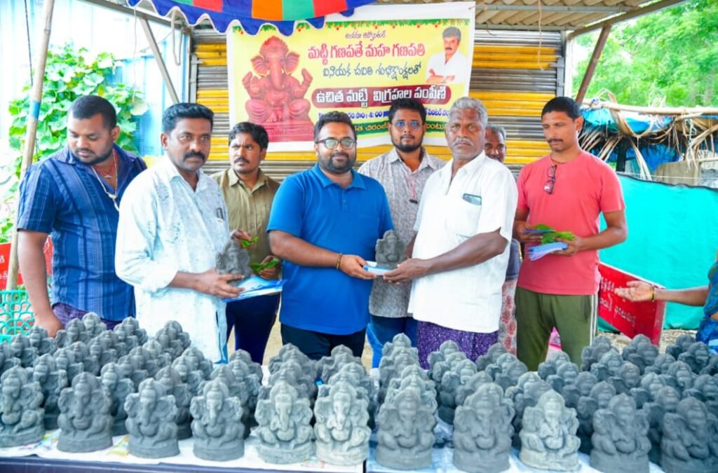 బంటుమిల్లిలో చిరంజీవి యువత ఆధ్వర్యంలో మట్టి వినాయకుల పంపిణీ