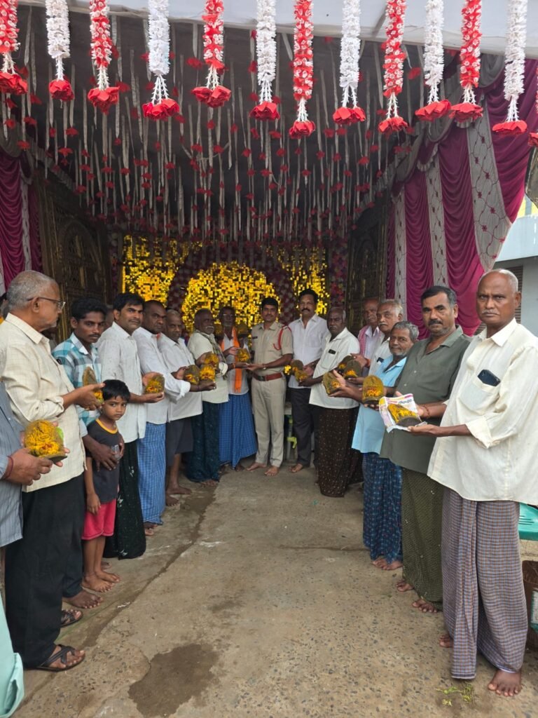 పెద్దతుమ్మిడిలో ఘనంగా ఉచిత మట్టి గణపతుల పంపిణీ