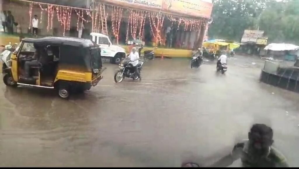 నందిగామలో వినాయక చవితి వేళ భారీ వర్షం: ఉక్కపోత నుంచి ఉపశమనం.. రైతన్నల్లో హర్షాతిరేకాలు