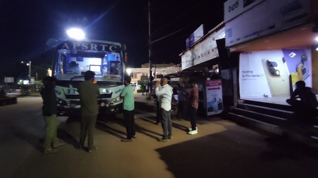 విస్సన్నపేటలో సాంకేతిక లోపంతో నిలిచిన ఆర్టీసీ ఇంద్ర బస్సు: హైదరాబాద్ ప్రయాణికుల తీవ్ర అవస్థలు