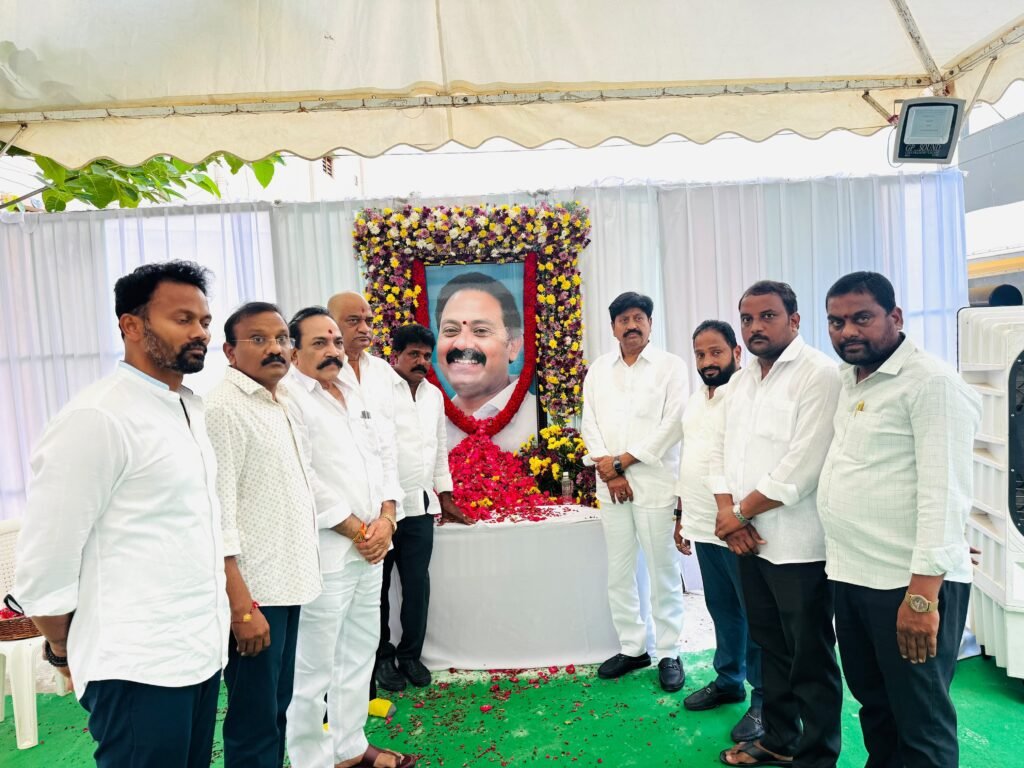 మాజీ డిప్యూటీ సీఎం ఆళ్ల నాని భౌతికకాయానికి సామినేని ఉదయభాను ఘన నివాళి