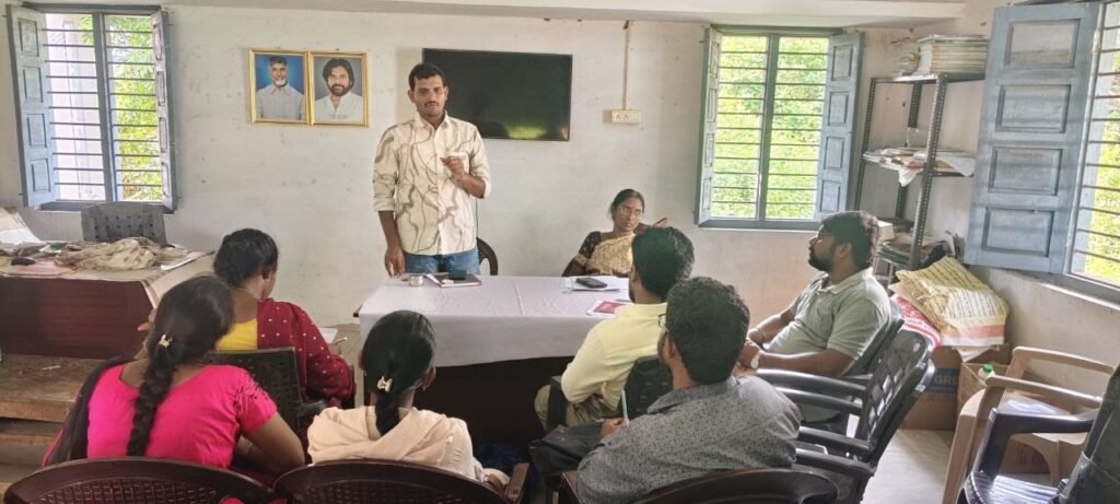 గూడూరులో ఆర్‌ఎస్‌కే అసిస్టెంట్లకు పంట కోత ప్రయోగాలపై ప్రత్యేక శిక్షణ: పక్కాగా వివరాల నమోదుకు ఆదేశం