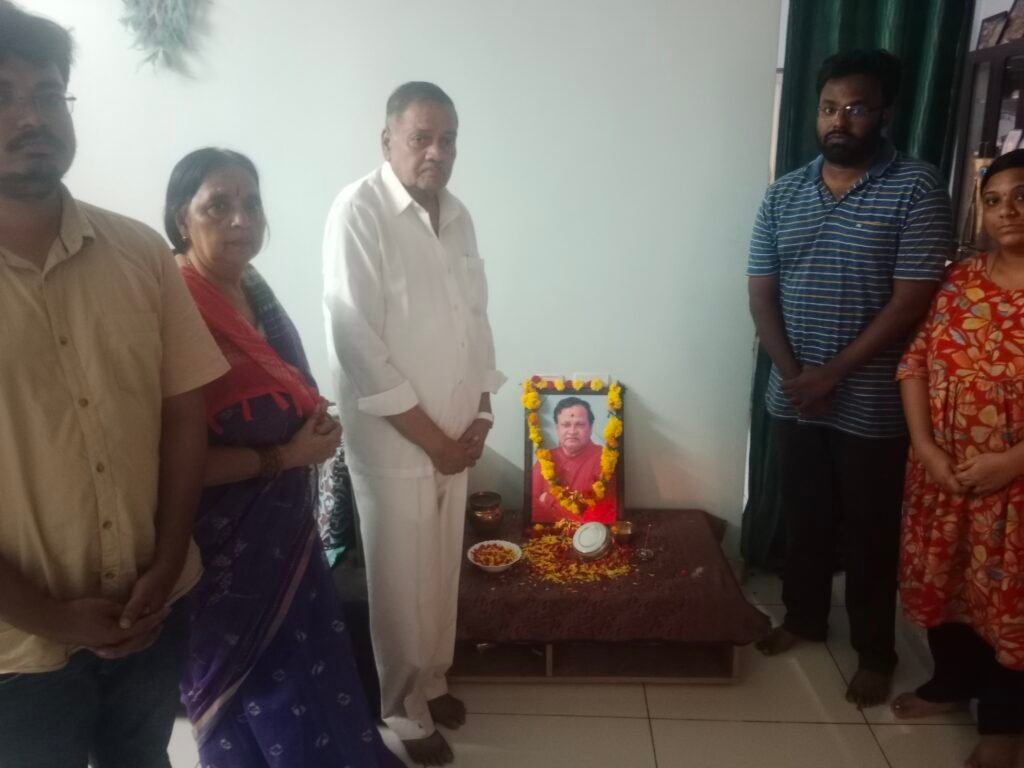 ప్రముఖ గాయకుడు బాలాజీ సింగ్ కుటుంబానికి ఎమ్మెల్యే మండలి బుద్ధప్రసాద్ పరామర్శ: చిత్రపటానికి ఘన నివాళి