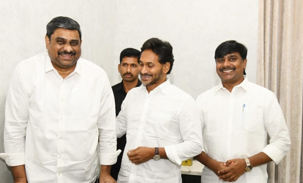 వైఎస్ జగన్‌ను కృతజ్ఞతాపూర్వకంగా కలిసిన ముద్రగడ తనయులు: కొండంత అండగా నిలిచారంటూ భావోద్వేగం