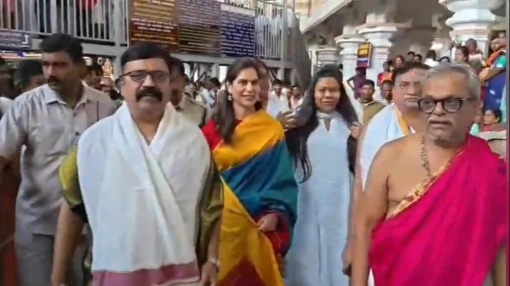 మంత్రాలయం రాఘవేంద్ర స్వామిని దర్శించుకున్న ఉపాసన కొణిదెల: శ్రీమఠంలో ఘన స్వాగతం